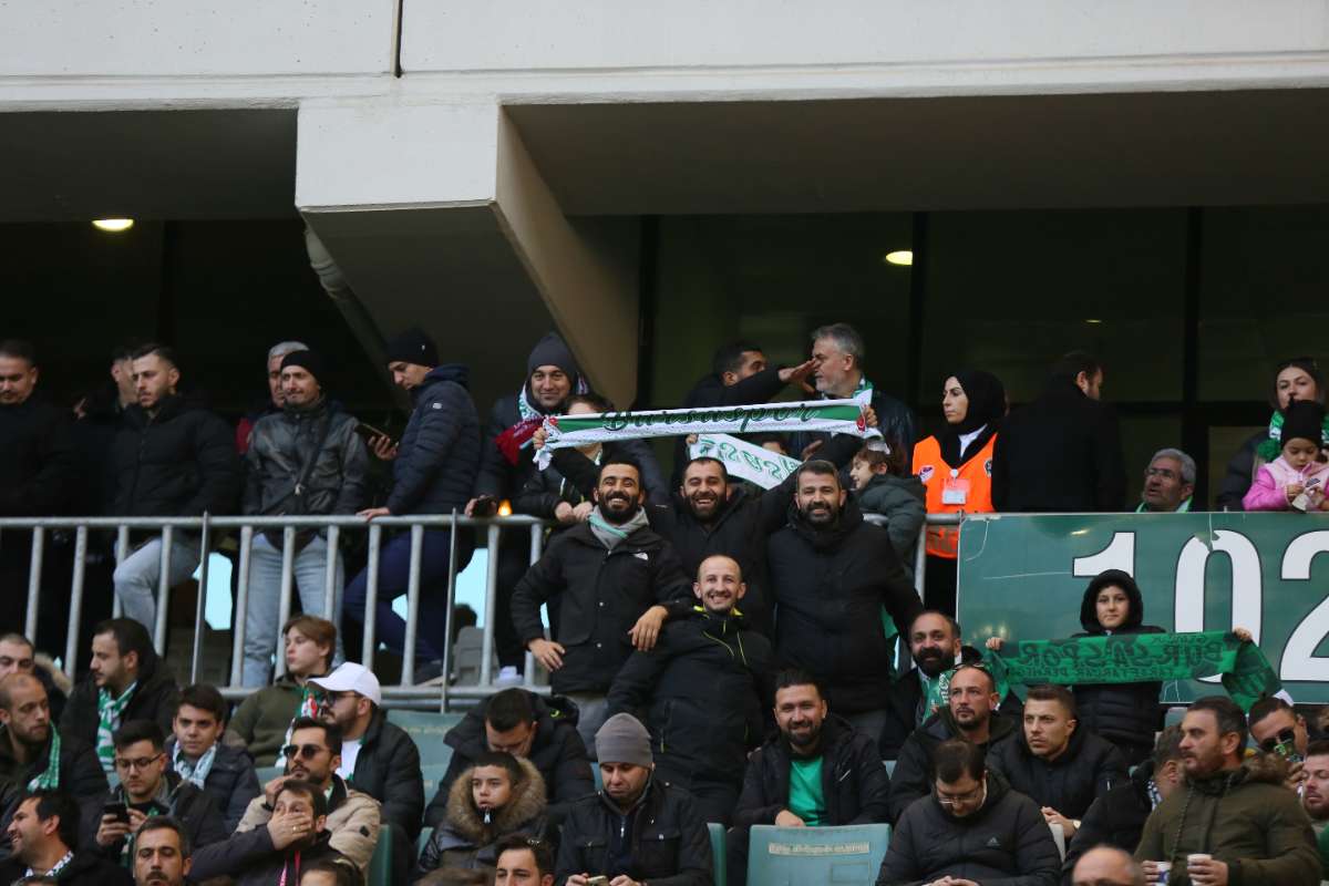 (FOTO GALERİ) BURSASPOR-KARŞIYAKA MAÇINDAN TARAFTAR FOTOĞRAFLARI