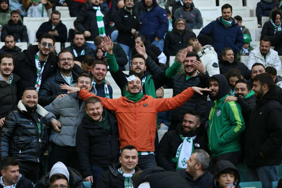 (FOTO GALERİ) BURSASPOR-KARŞIYAKA MAÇINDAN TARAFTAR FOTOĞRAFLARI