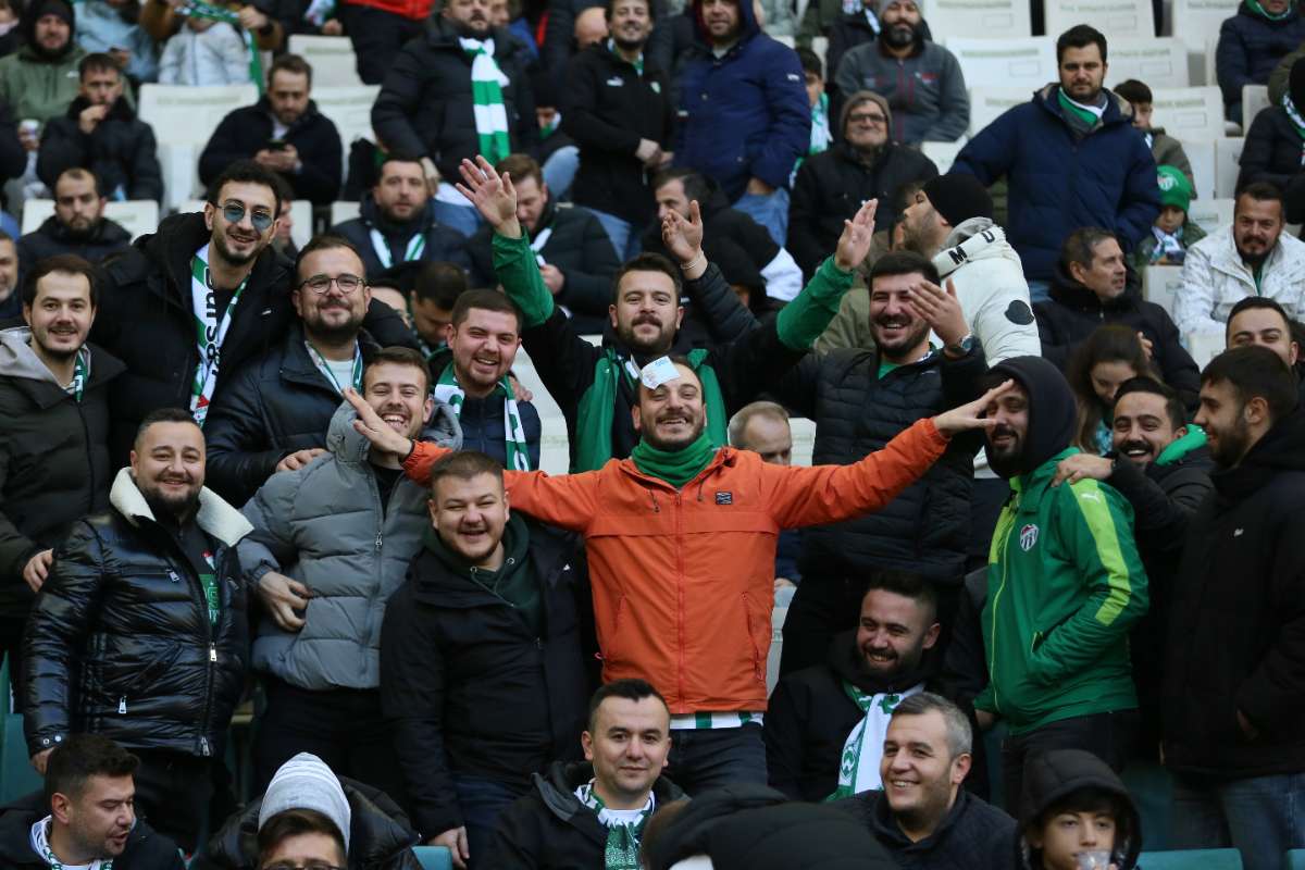 (FOTO GALERİ) BURSASPOR-KARŞIYAKA MAÇINDAN TARAFTAR FOTOĞRAFLARI