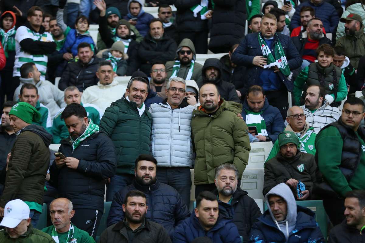 (FOTO GALERİ) BURSASPOR-KARŞIYAKA MAÇINDAN TARAFTAR FOTOĞRAFLARI