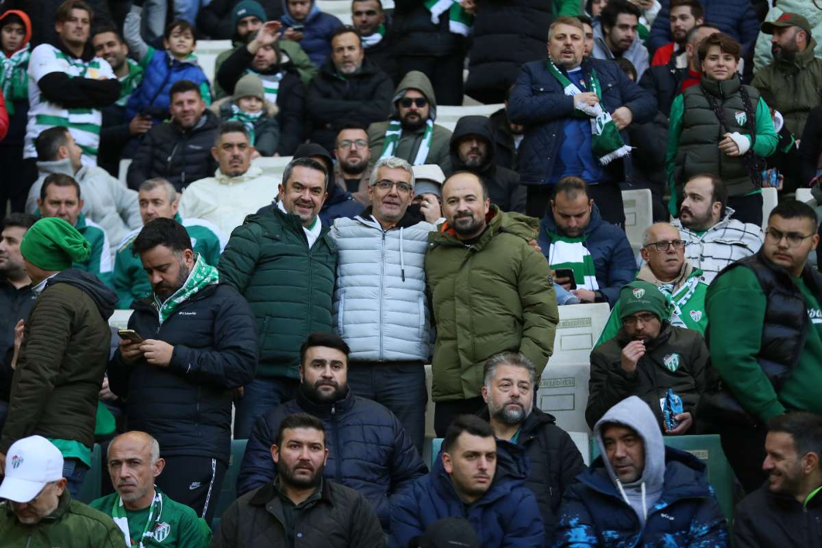 (FOTO GALERİ) BURSASPOR-KARŞIYAKA MAÇINDAN TARAFTAR FOTOĞRAFLARI