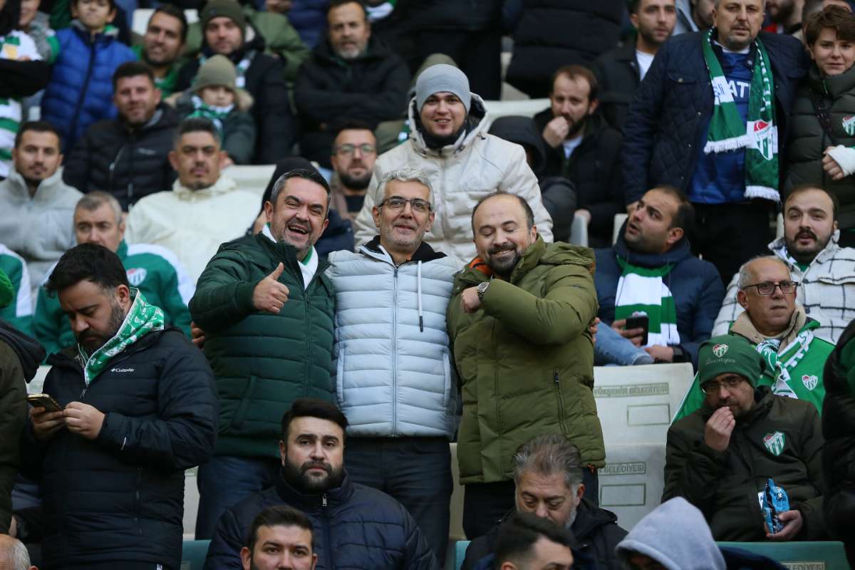 (FOTO GALERİ) BURSASPOR-KARŞIYAKA MAÇINDAN TARAFTAR FOTOĞRAFLARI