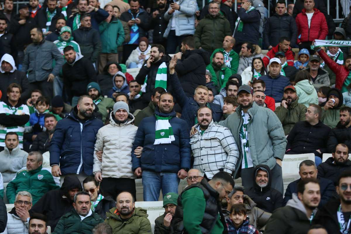 (FOTO GALERİ) BURSASPOR-KARŞIYAKA MAÇINDAN TARAFTAR FOTOĞRAFLARI