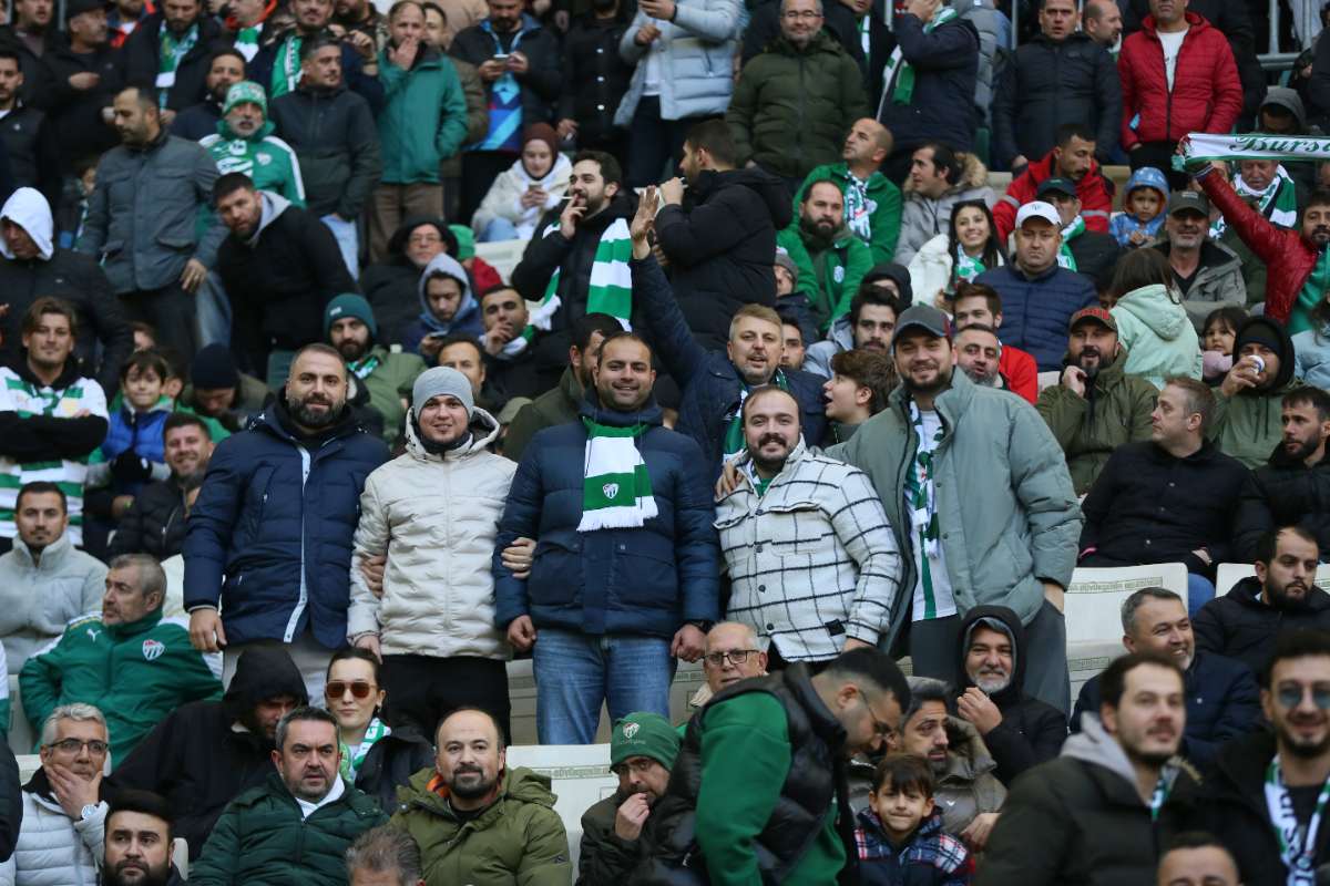 (FOTO GALERİ) BURSASPOR-KARŞIYAKA MAÇINDAN TARAFTAR FOTOĞRAFLARI