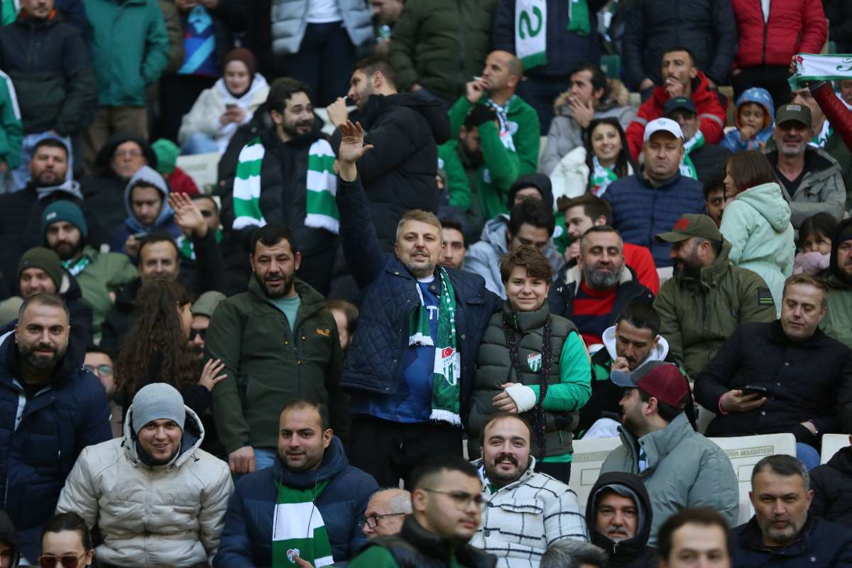 (FOTO GALERİ) BURSASPOR-KARŞIYAKA MAÇINDAN TARAFTAR FOTOĞRAFLARI