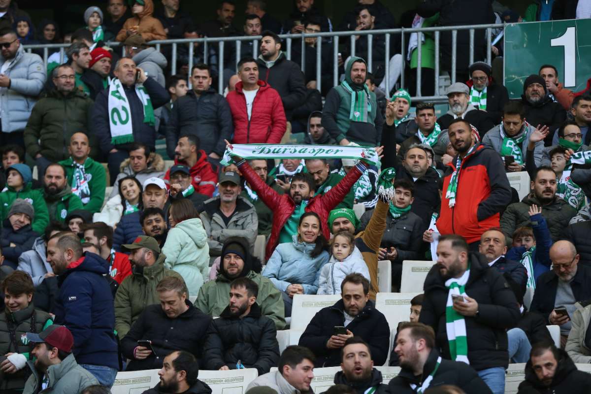 (FOTO GALERİ) BURSASPOR-KARŞIYAKA MAÇINDAN TARAFTAR FOTOĞRAFLARI