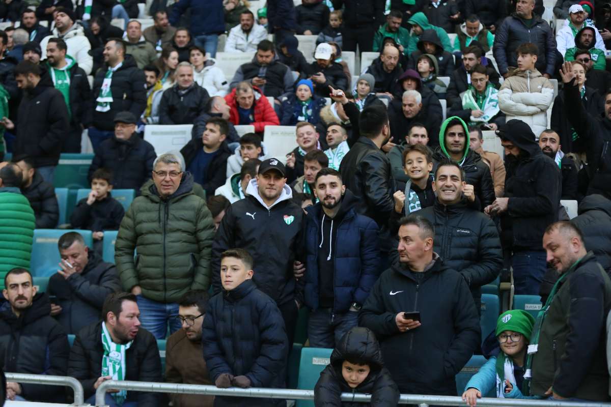 (FOTO GALERİ) BURSASPOR-KARŞIYAKA MAÇINDAN TARAFTAR FOTOĞRAFLARI