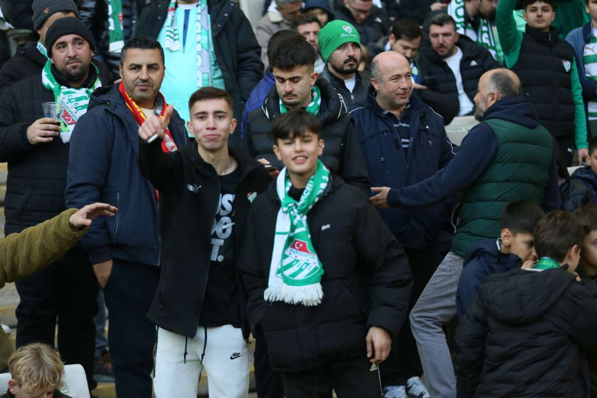 (FOTO GALERİ) BURSASPOR-KARŞIYAKA MAÇINDAN TARAFTAR FOTOĞRAFLARI