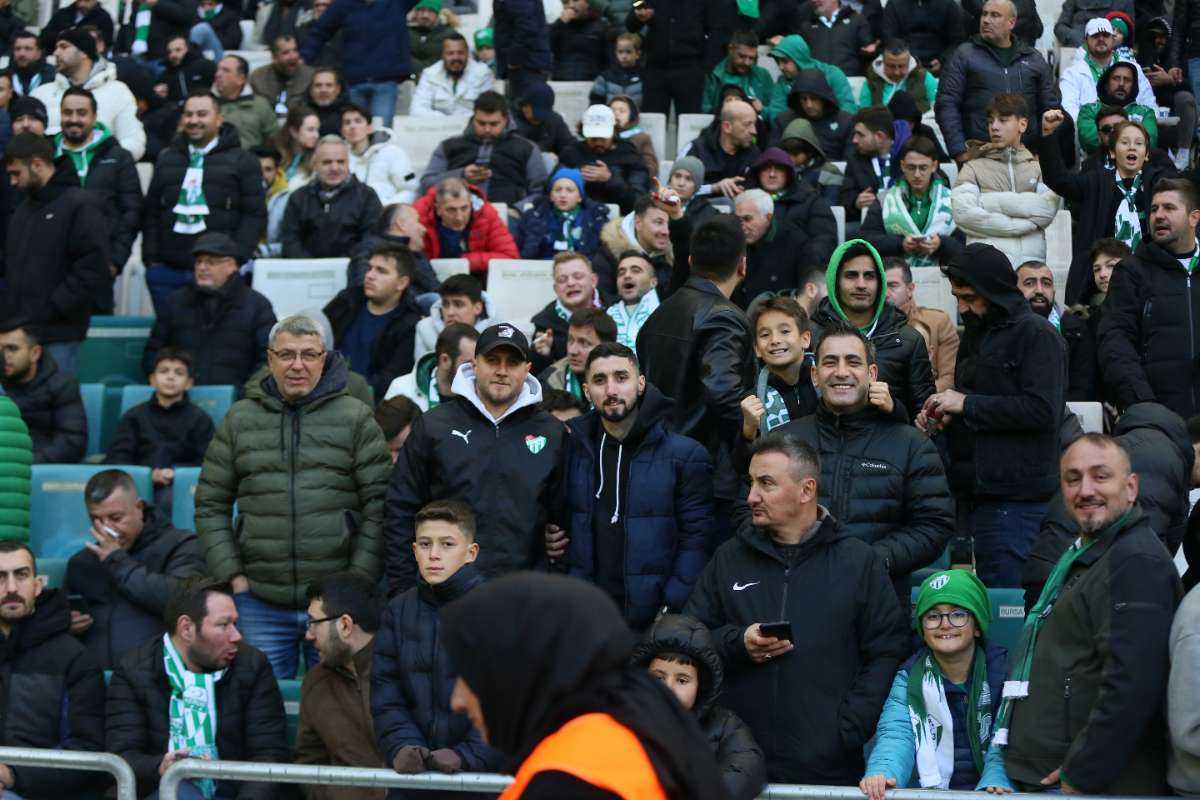 (FOTO GALERİ) BURSASPOR-KARŞIYAKA MAÇINDAN TARAFTAR FOTOĞRAFLARI