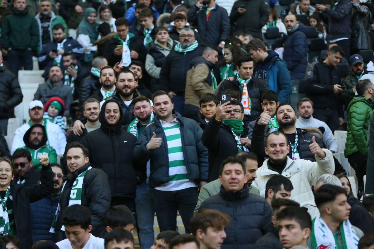 (FOTO GALERİ) BURSASPOR-KARŞIYAKA MAÇINDAN TARAFTAR FOTOĞRAFLARI