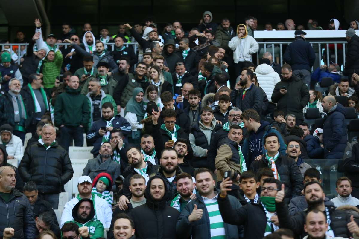 (FOTO GALERİ) BURSASPOR-KARŞIYAKA MAÇINDAN TARAFTAR FOTOĞRAFLARI