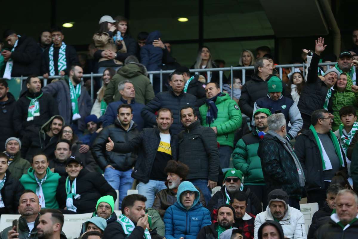 (FOTO GALERİ) BURSASPOR-KARŞIYAKA MAÇINDAN TARAFTAR FOTOĞRAFLARI