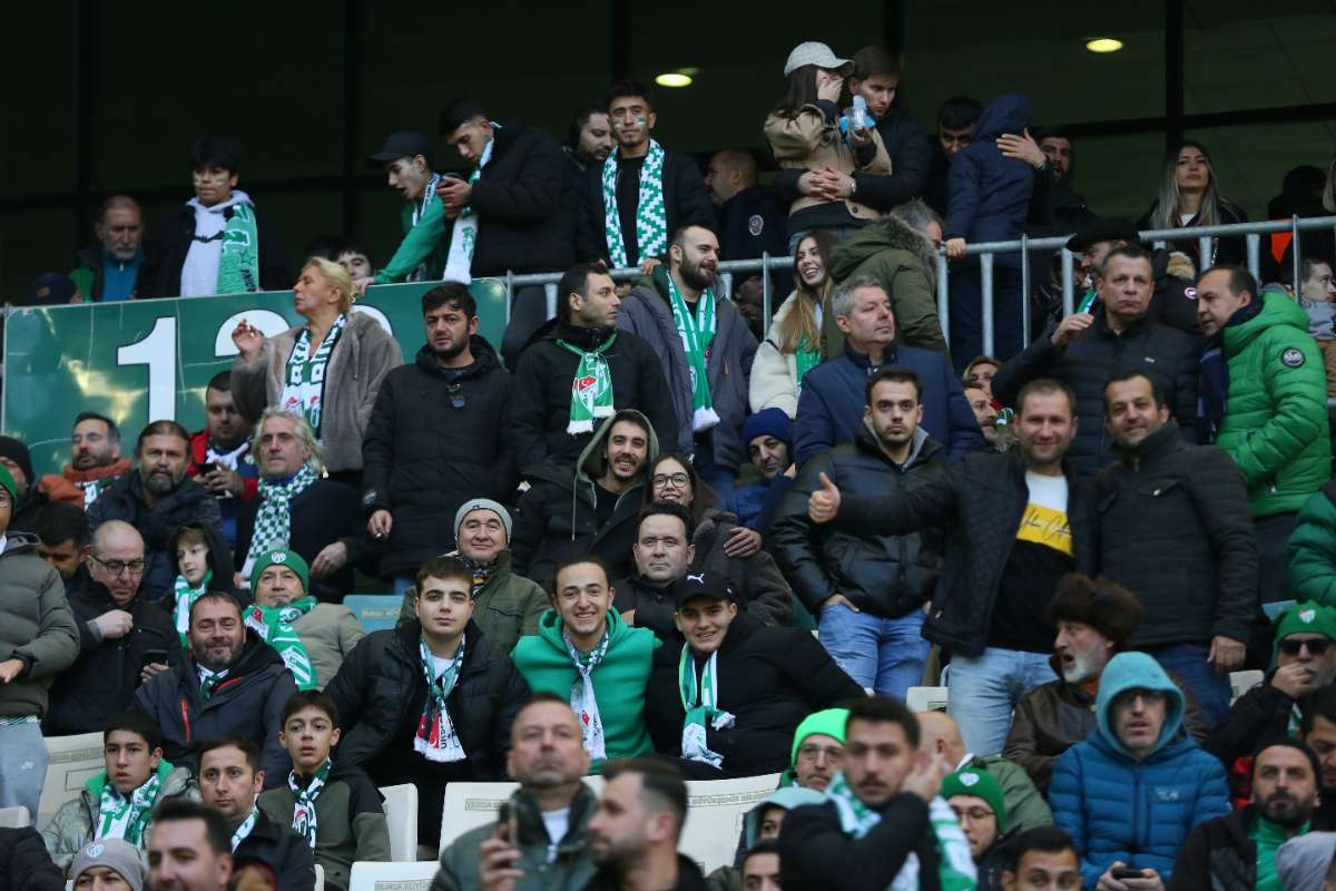 (FOTO GALERİ) BURSASPOR-KARŞIYAKA MAÇINDAN TARAFTAR FOTOĞRAFLARI