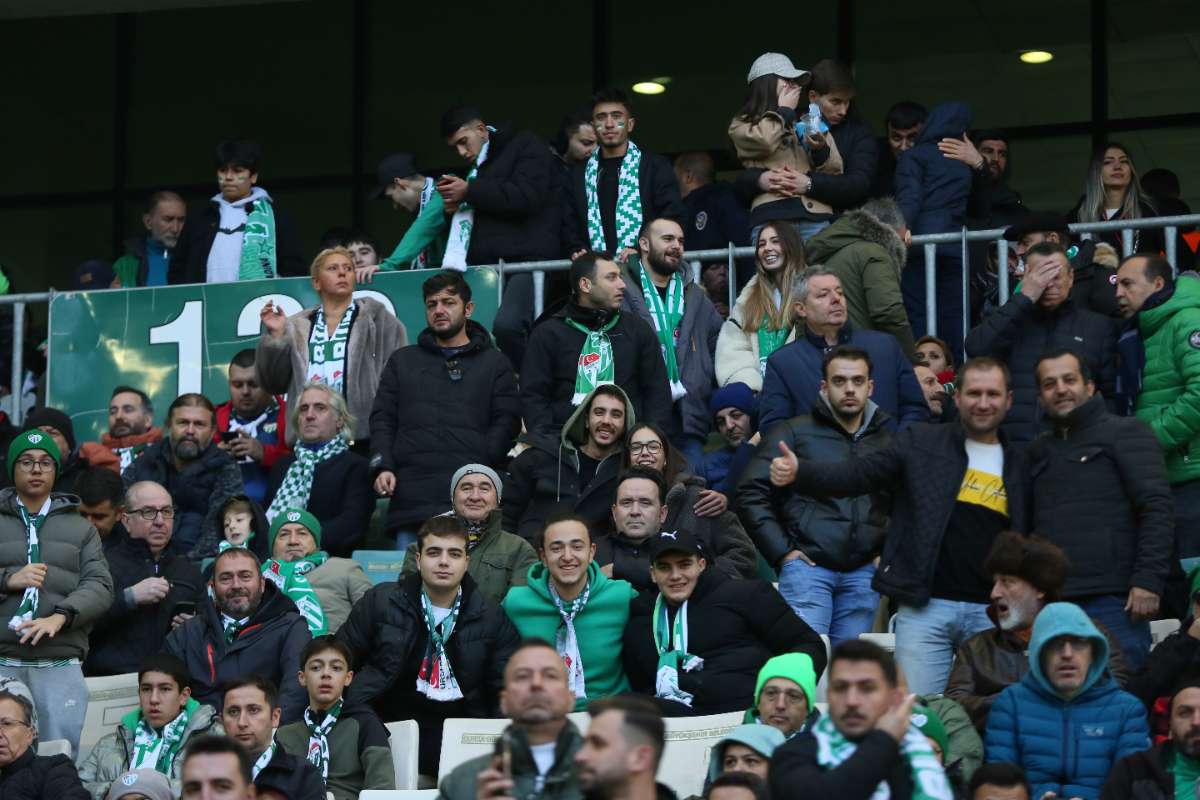 (FOTO GALERİ) BURSASPOR-KARŞIYAKA MAÇINDAN TARAFTAR FOTOĞRAFLARI