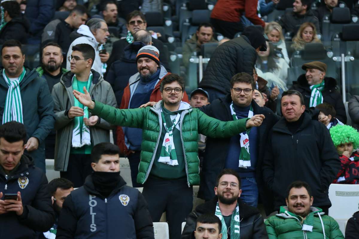 (FOTO GALERİ) BURSASPOR-KARŞIYAKA MAÇINDAN TARAFTAR FOTOĞRAFLARI