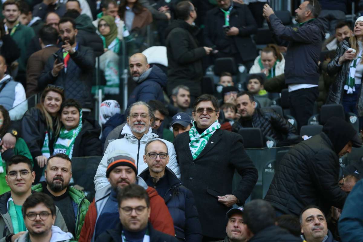 (FOTO GALERİ) BURSASPOR-KARŞIYAKA MAÇINDAN TARAFTAR FOTOĞRAFLARI