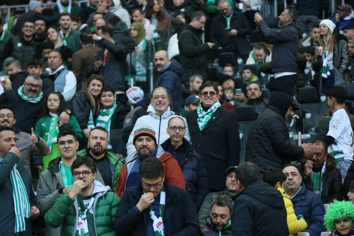 (FOTO GALERİ) BURSASPOR-KARŞIYAKA MAÇINDAN TARAFTAR FOTOĞRAFLARI