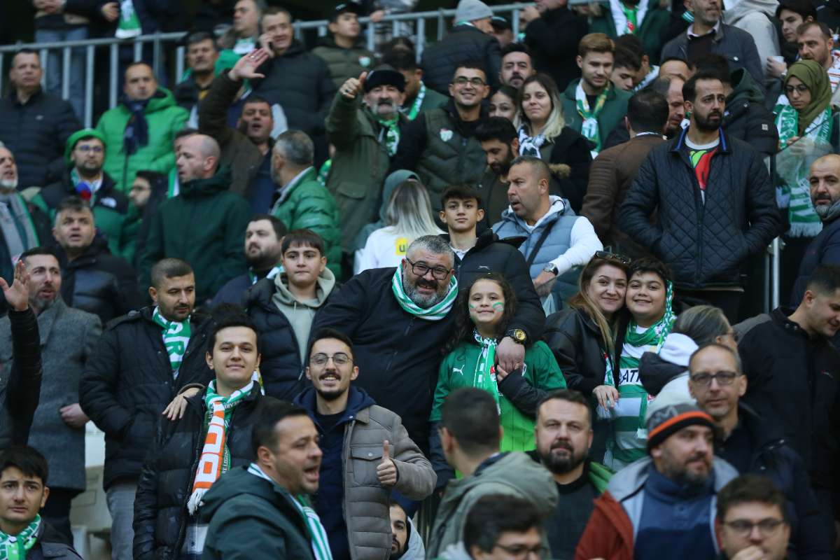 (FOTO GALERİ) BURSASPOR-KARŞIYAKA MAÇINDAN TARAFTAR FOTOĞRAFLARI