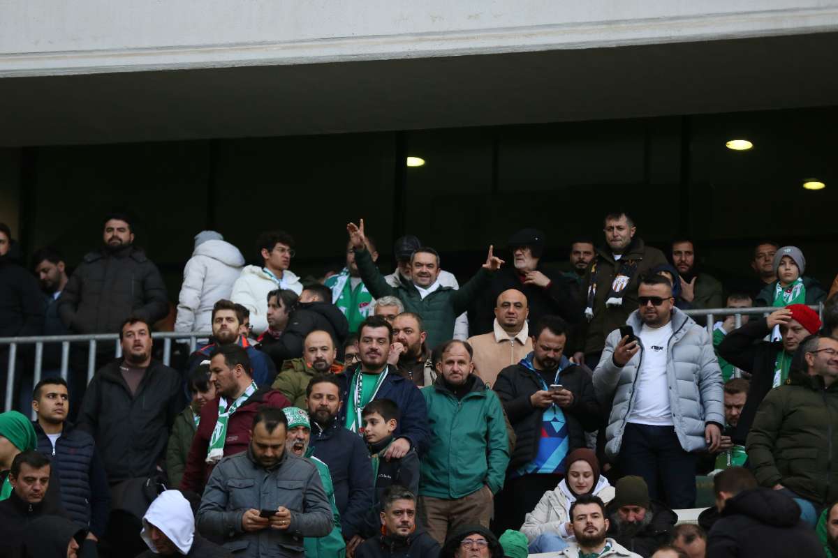 (FOTO GALERİ) BURSASPOR-KARŞIYAKA MAÇINDAN TARAFTAR FOTOĞRAFLARI