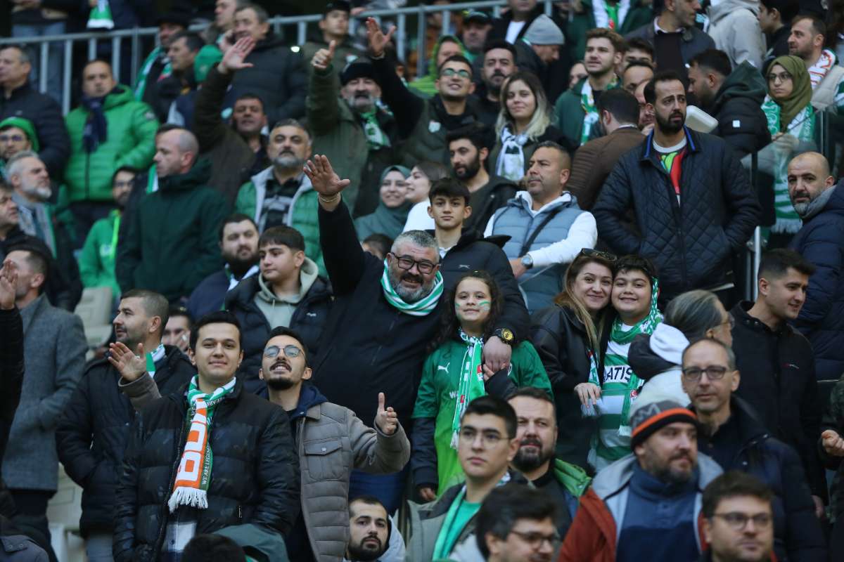 (FOTO GALERİ) BURSASPOR-KARŞIYAKA MAÇINDAN TARAFTAR FOTOĞRAFLARI