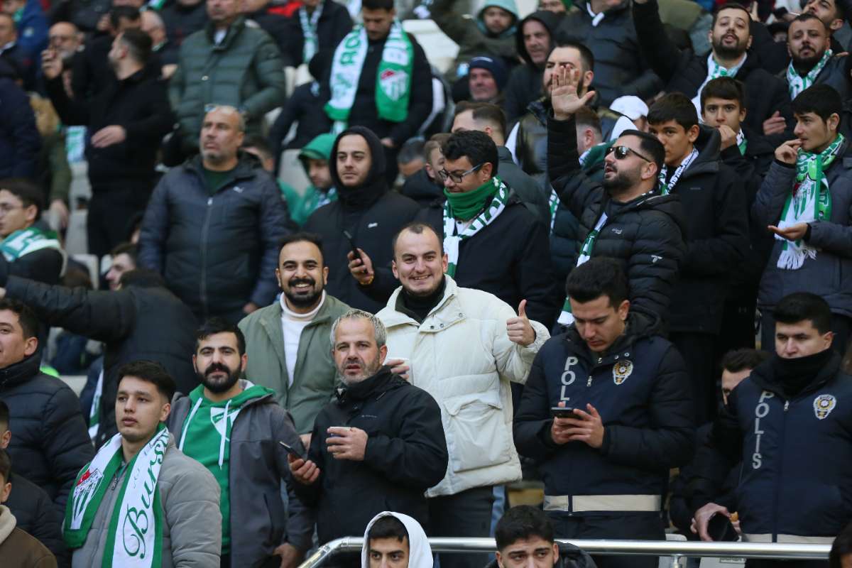 (FOTO GALERİ) BURSASPOR-KARŞIYAKA MAÇINDAN TARAFTAR FOTOĞRAFLARI