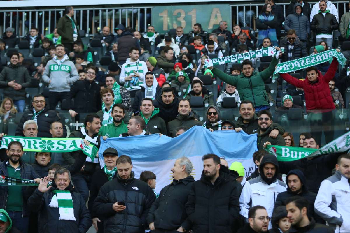 (FOTO GALERİ) BURSASPOR-KARŞIYAKA MAÇINDAN TARAFTAR FOTOĞRAFLARI