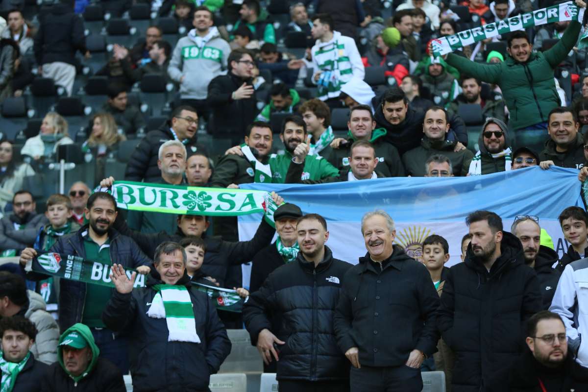 (FOTO GALERİ) BURSASPOR-KARŞIYAKA MAÇINDAN TARAFTAR FOTOĞRAFLARI