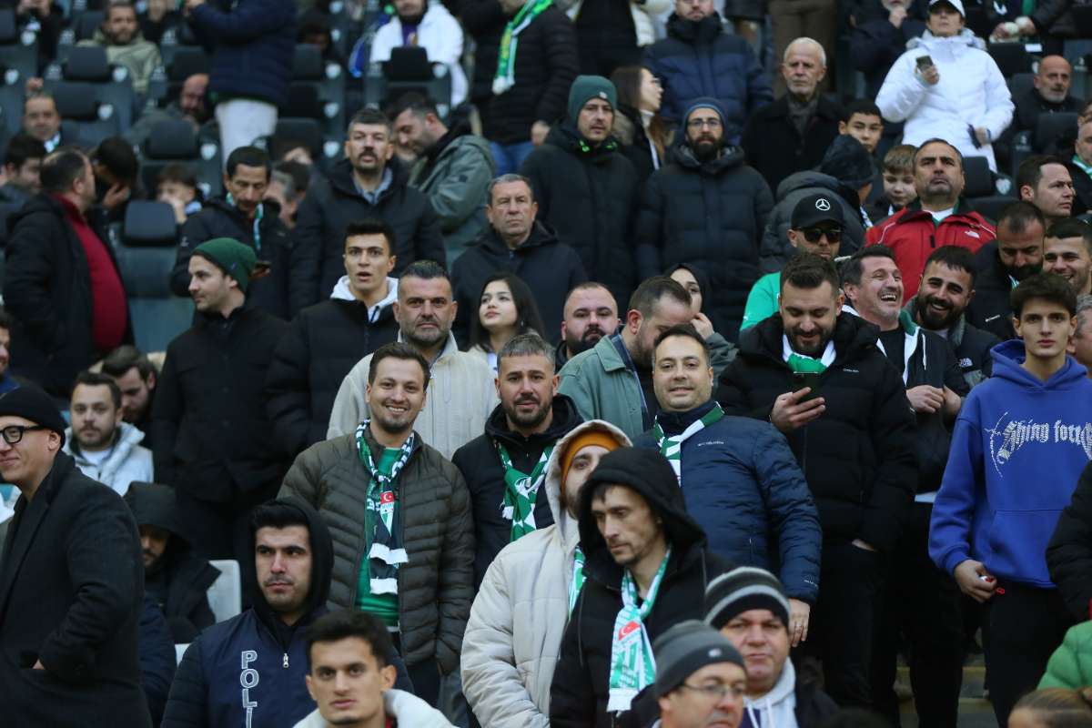 (FOTO GALERİ) BURSASPOR-KARŞIYAKA MAÇINDAN TARAFTAR FOTOĞRAFLARI