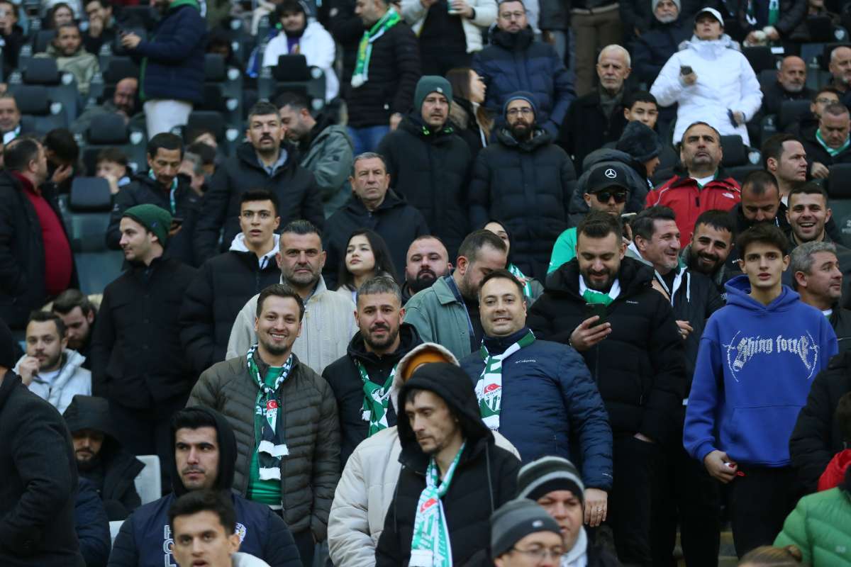 (FOTO GALERİ) BURSASPOR-KARŞIYAKA MAÇINDAN TARAFTAR FOTOĞRAFLARI