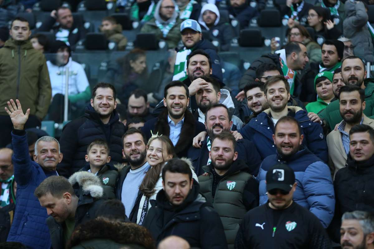 (FOTO GALERİ) BURSASPOR-KARŞIYAKA MAÇINDAN TARAFTAR FOTOĞRAFLARI