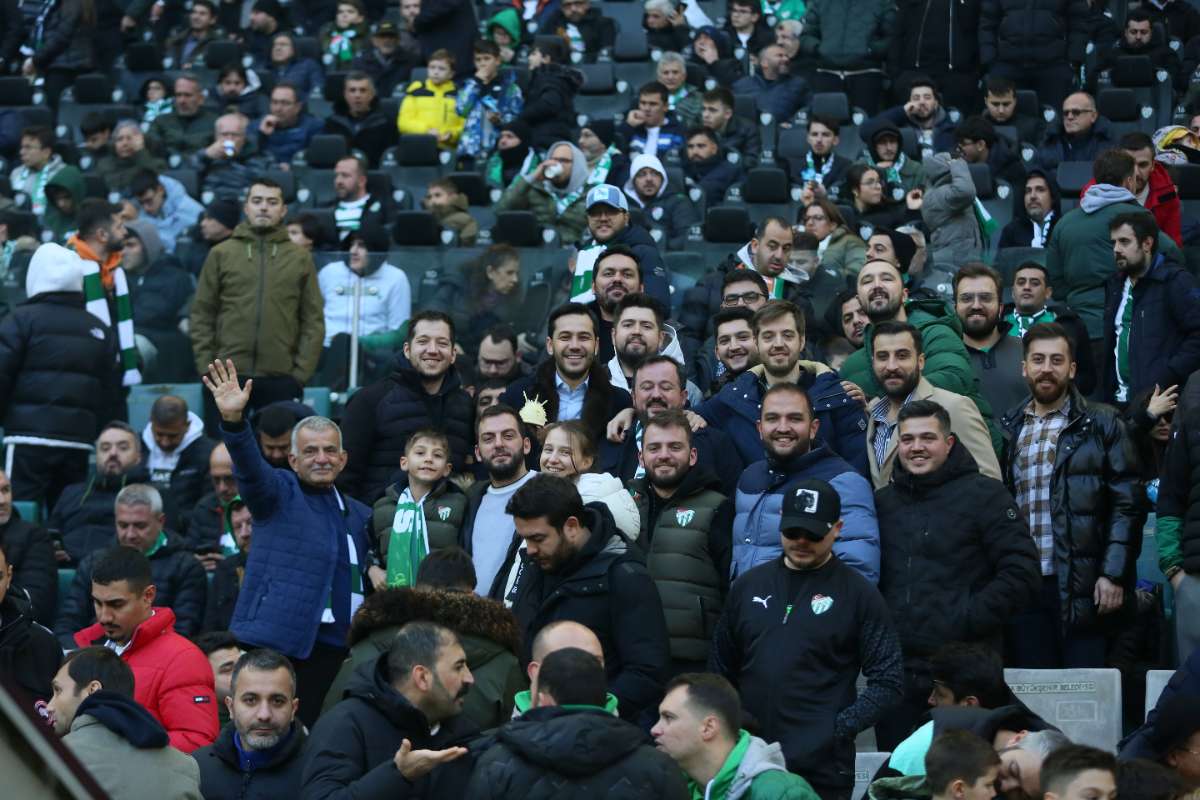 (FOTO GALERİ) BURSASPOR-KARŞIYAKA MAÇINDAN TARAFTAR FOTOĞRAFLARI