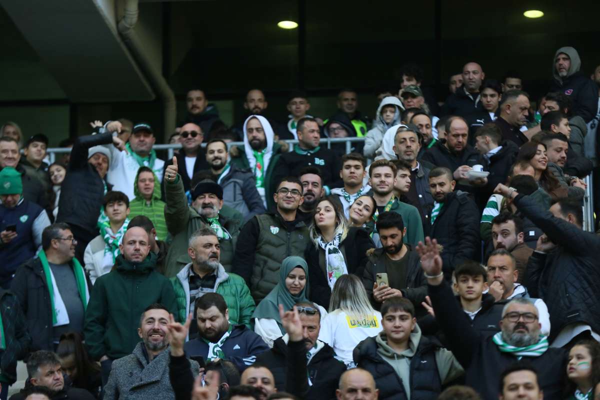 (FOTO GALERİ) BURSASPOR-KARŞIYAKA MAÇINDAN TARAFTAR FOTOĞRAFLARI