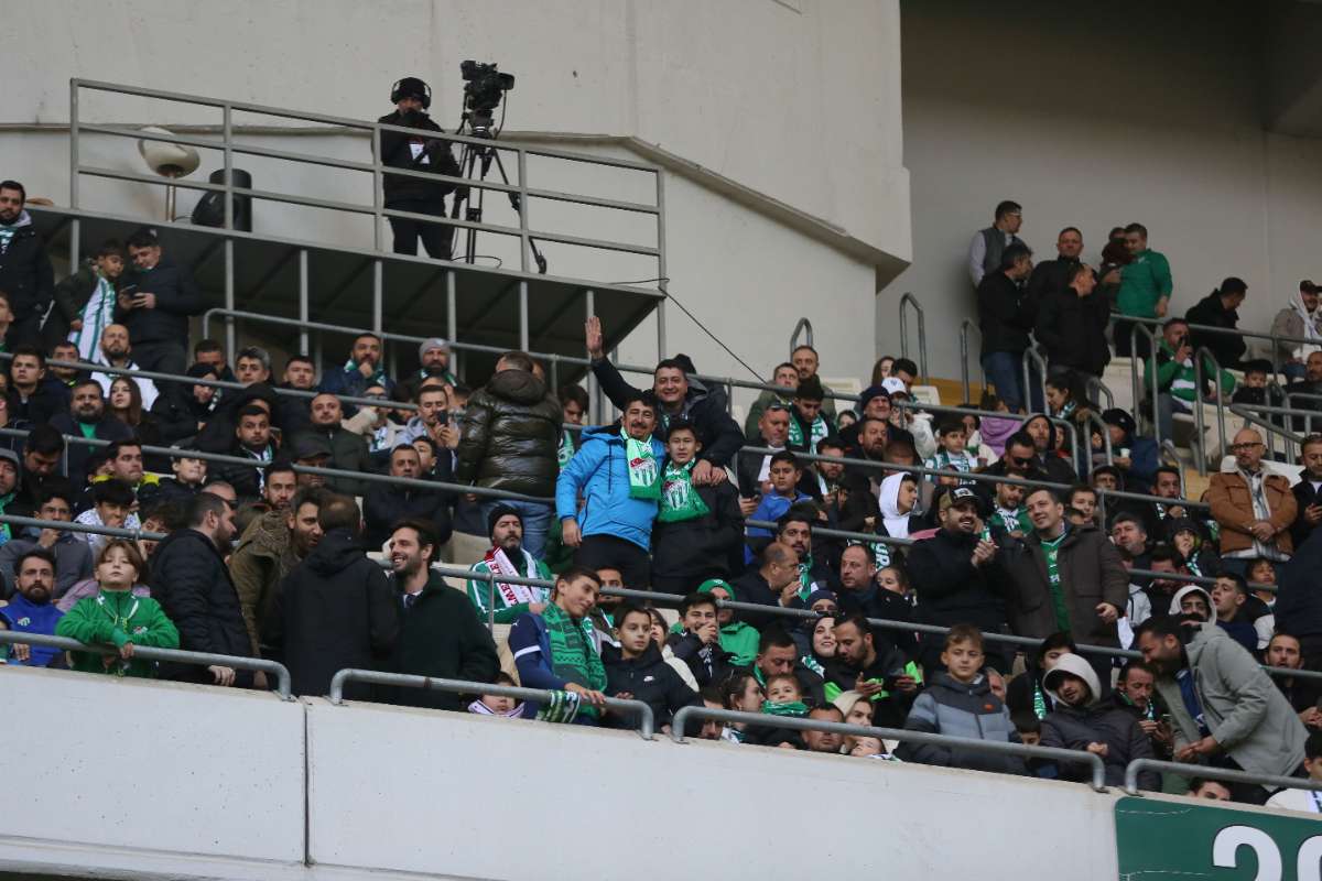 (FOTO GALERİ) BURSASPOR-KARŞIYAKA MAÇINDAN TARAFTAR FOTOĞRAFLARI