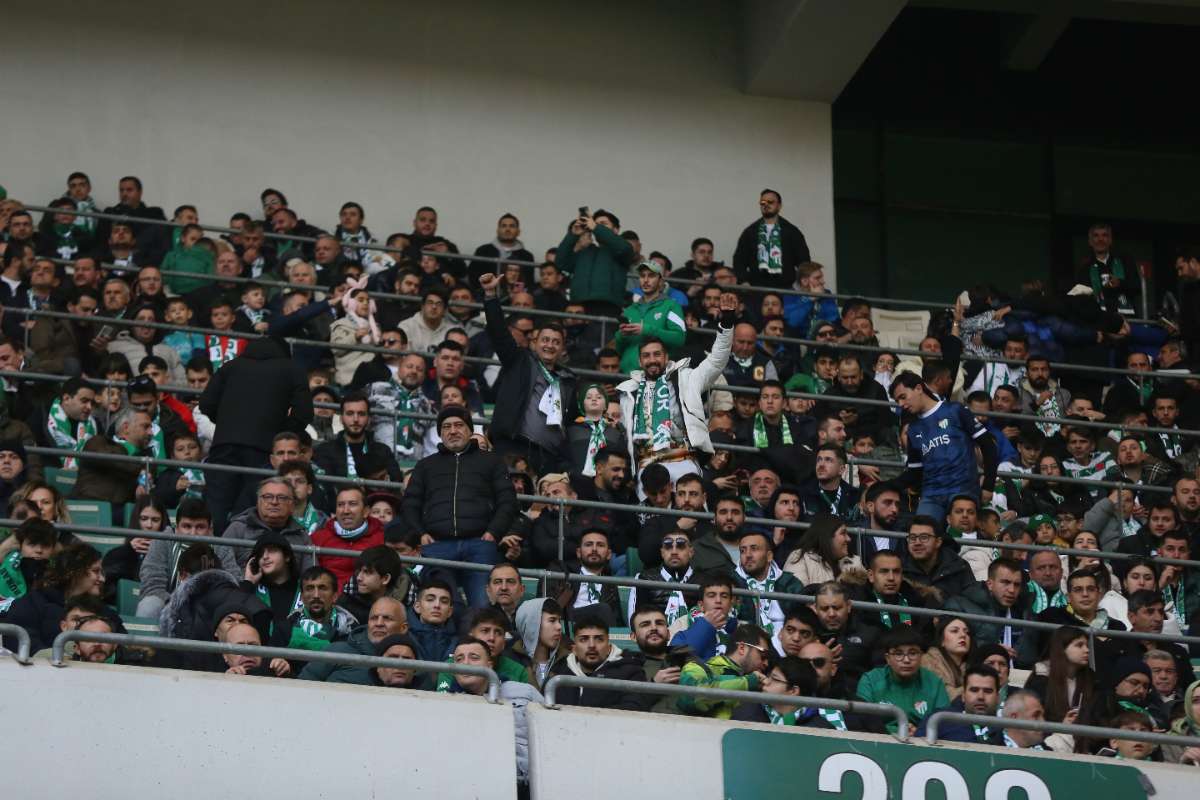 (FOTO GALERİ) BURSASPOR-KARŞIYAKA MAÇINDAN TARAFTAR FOTOĞRAFLARI