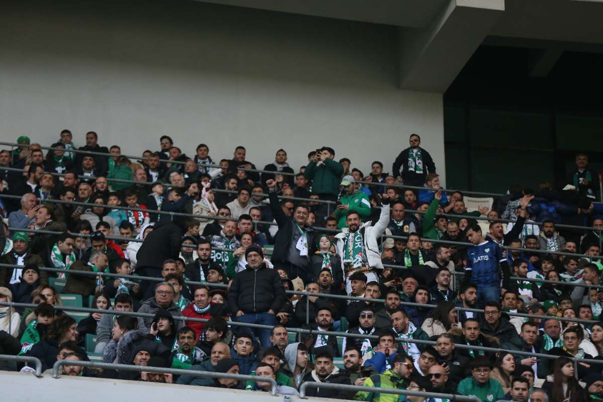 (FOTO GALERİ) BURSASPOR-KARŞIYAKA MAÇINDAN TARAFTAR FOTOĞRAFLARI