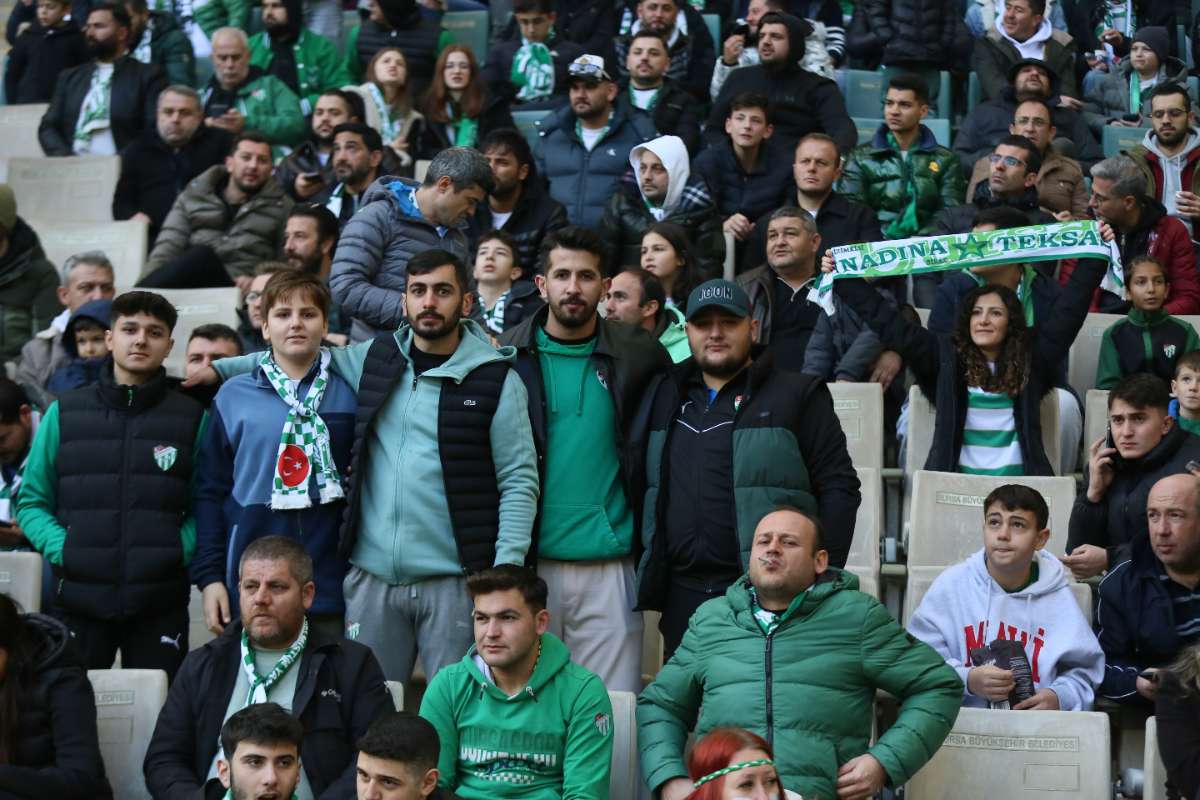 (FOTO GALERİ) BURSASPOR-KARŞIYAKA MAÇINDAN TARAFTAR FOTOĞRAFLARI