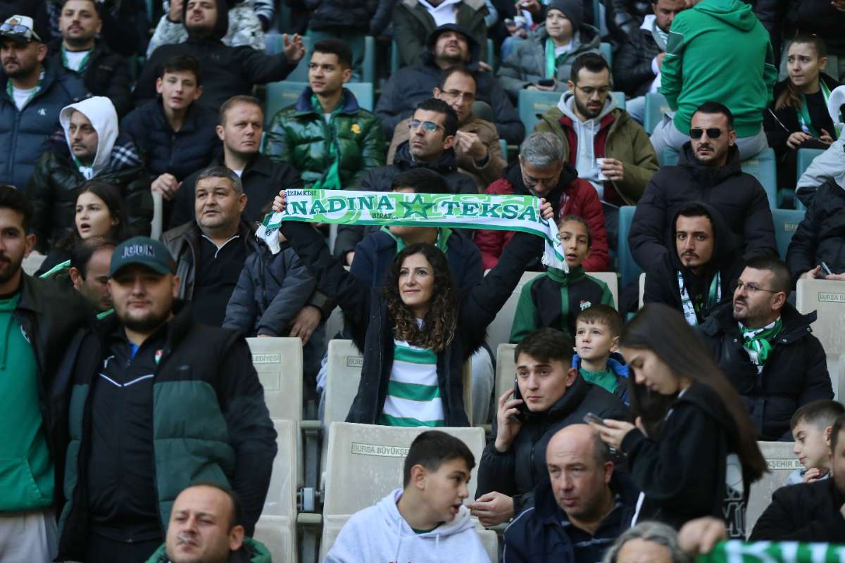 (FOTO GALERİ) BURSASPOR-KARŞIYAKA MAÇINDAN TARAFTAR FOTOĞRAFLARI