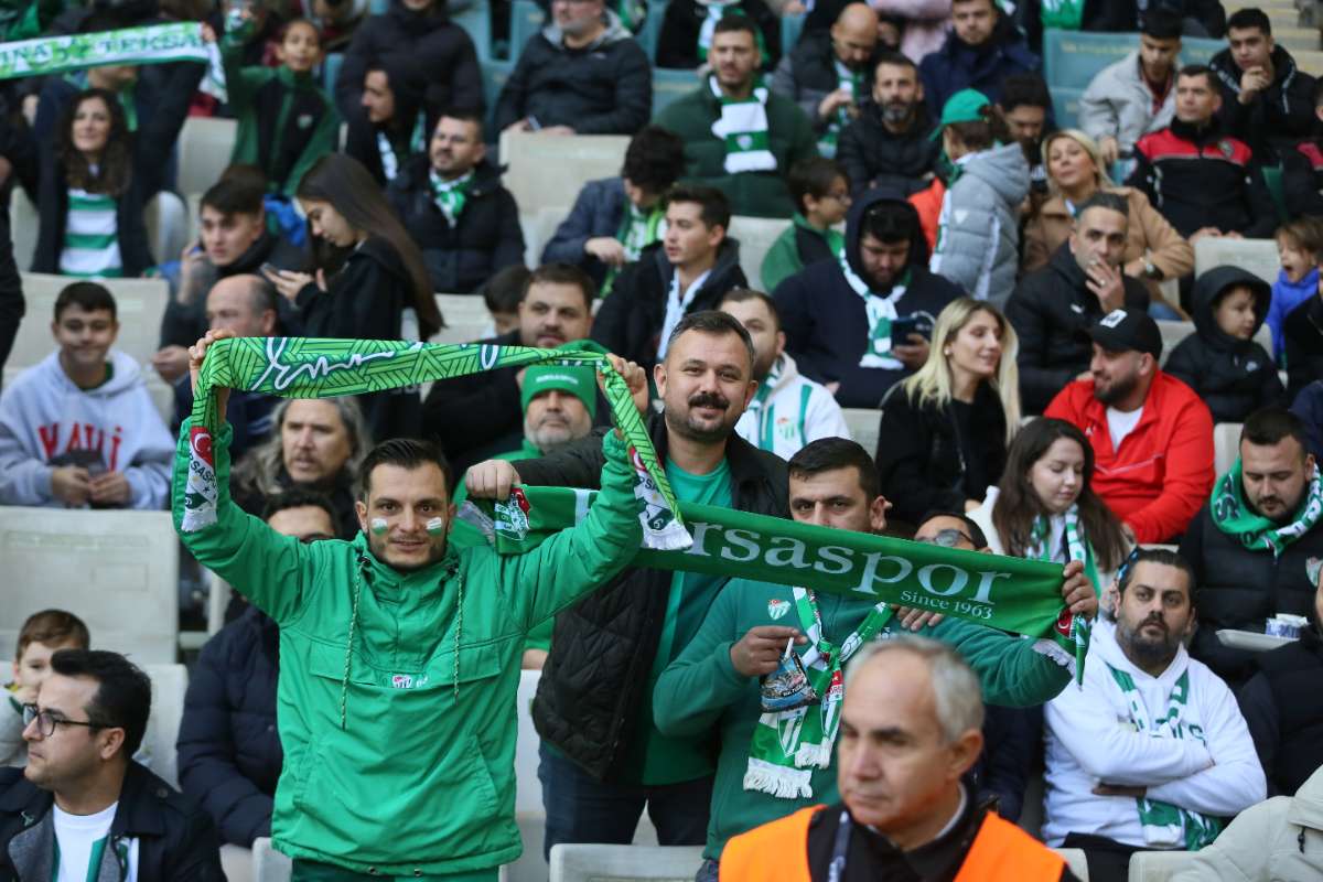 (FOTO GALERİ) BURSASPOR-KARŞIYAKA MAÇINDAN TARAFTAR FOTOĞRAFLARI