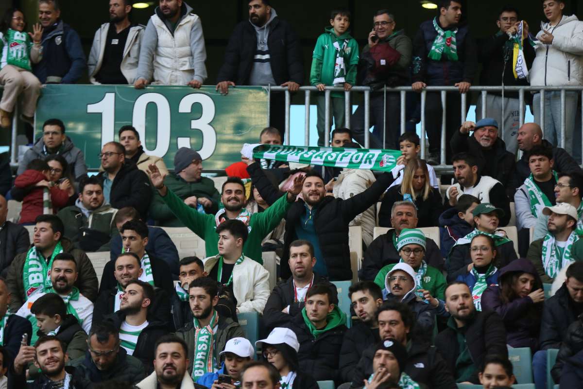 (FOTO GALERİ) BURSASPOR-KARŞIYAKA MAÇINDAN TARAFTAR FOTOĞRAFLARI