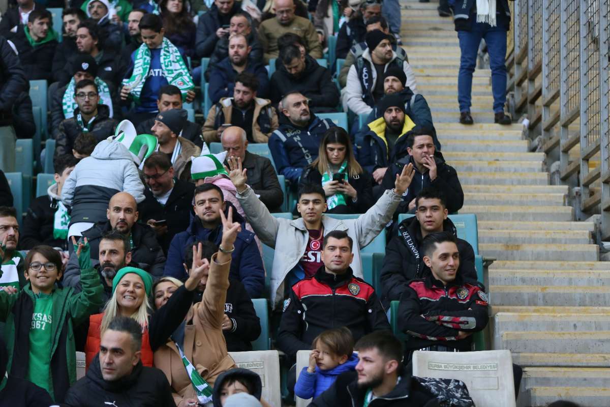 (FOTO GALERİ) BURSASPOR-KARŞIYAKA MAÇINDAN TARAFTAR FOTOĞRAFLARI