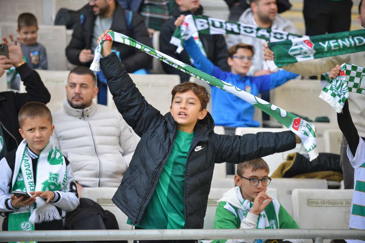 (FOTO GALERİ) BURSASPOR-KARŞIYAKA MAÇINDAN TARAFTAR FOTOĞRAFLARI