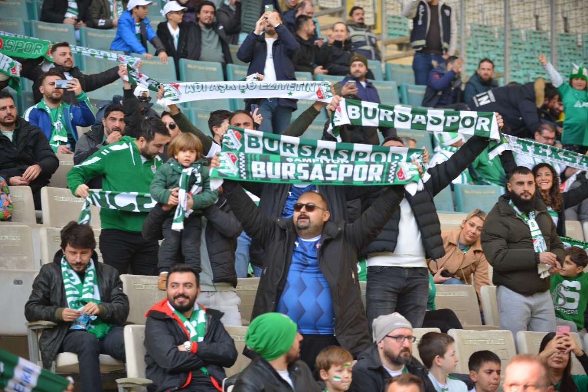 (FOTO GALERİ) BURSASPOR-KARŞIYAKA MAÇINDAN TARAFTAR FOTOĞRAFLARI