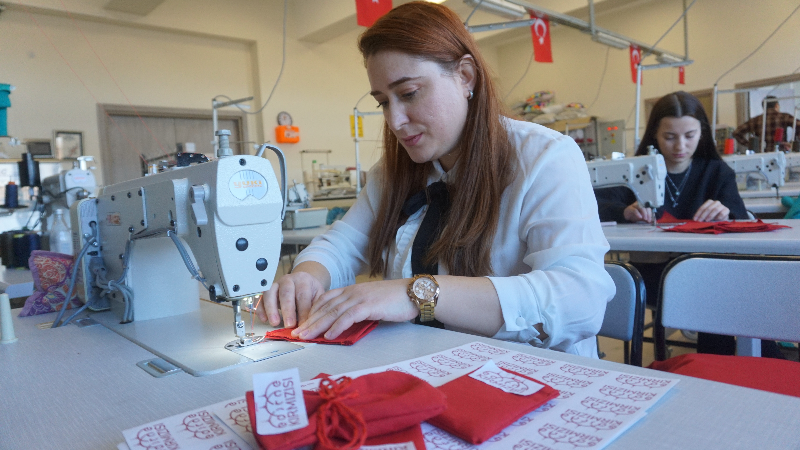 Efsane renk 'Edirne kırmızısı' öğrencilerin elinde hayat buluyor