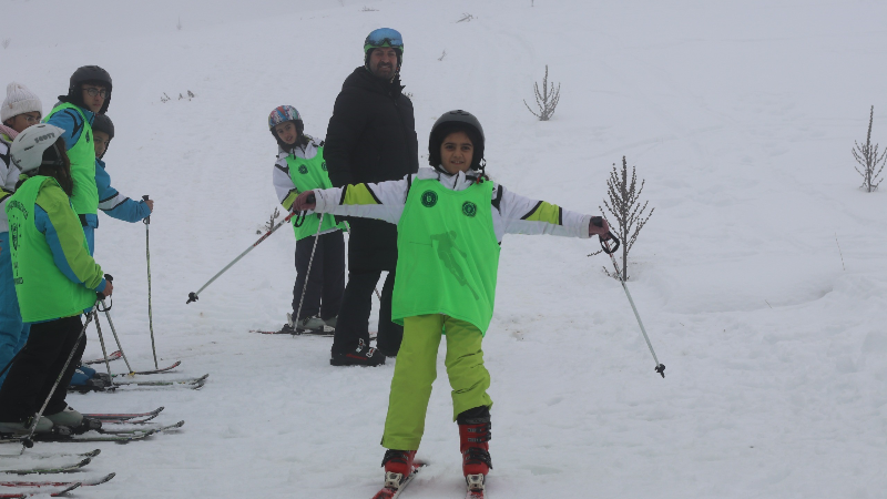 Uludağ’da öğrencilerin kayak heyecanı