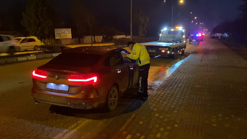 Alkollü sürücü polise zor anlar yaşattı