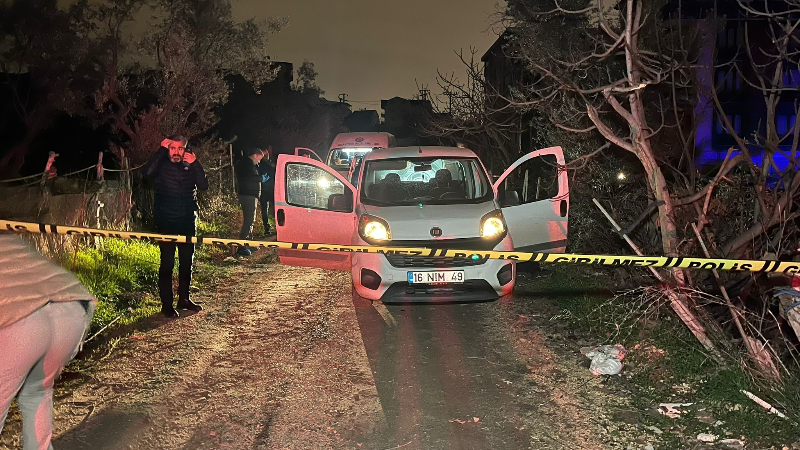 Önce öldürdü, sonra polislere suç aletiyle teslim oldu