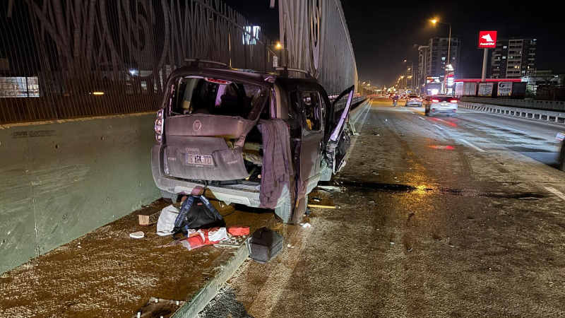 Bursa'da kontrolden çıkan otomobil bariyerlere ok gibi saplandı: 1 yaralı