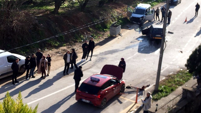 Kafa kafaya çarpıştılar, yaralı kurtuldu