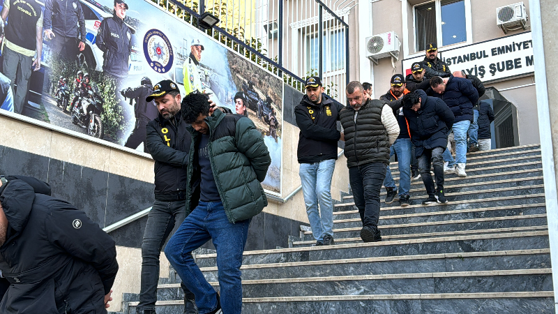 Turistleri hedef alan çete üyelerinin eğlendikleri anlar kamerada