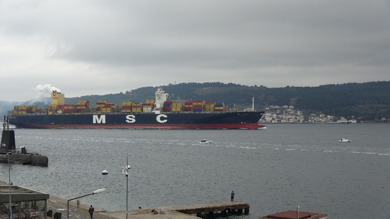 Çanakkale Boğazı’ndan geçen dev konteyner gemileri boğazı kapattı